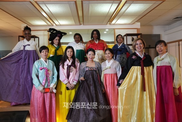 나이지리아 주재 11개국 대사 부인들이 한국문화를 체험하기 위해 4월 5일과 11일 두 차례에 걸쳐 주나이지리아한국문화원을 방문했다. (사진 주나이지리아한국문화원)