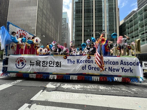 미국 뉴욕한인회를 비롯한 뉴욕 일원 주요 한인단체들은 5월 아시안 문화유산의 달을 맞아 지난 5월 15일 맨해튼에서 열린 ‘제1회 아시아 태평양 문화유산의 달 퍼레이드’에 참가했다. (사진 뉴욕한인회)
