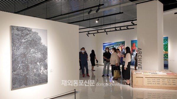 주중한국문화원이 진행하는 교민 초청 문화원 탐방 프로그램에 참가해 미술전시를 관람 중인 교민들 (사진 이나연 재외기자)
