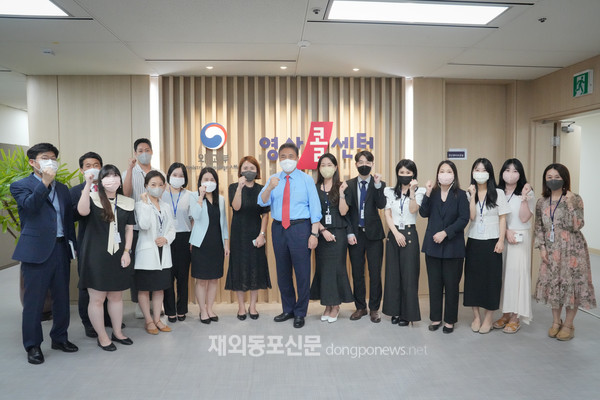 박진 외교부 장관은 8월 17일 오후 서울 서초동 외교타운에 위치한 영사콜센터와 여권영사민원실을 방문해 직원들을 격려했다. (사진 외교부)