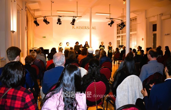 재오스트리아국제부인회는 9월 17일 오후 7시 비엔나 시내 카이저 슈트라세 10번지 카이저홀에서 회원들과 자녀들만이 출연하는 ‘재오 국제 부인회 가을 음악회’를 가졌다. (사진 김운하 해외편집위원)
