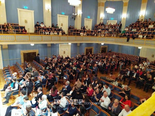 원일 예술 감독이 이끄는 경기시나위 오케스트라의 공연이 9월 17일 저녁 7시 30분 오스트리아 비엔나 시내 콘체르트하우스 모차르트홀에서 300여명의 청중이 참석한 가운데 열렸다. (사진 김운하 해외편집위원)