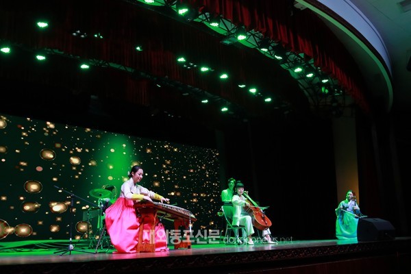 캄보디아 수도 프놈펜 소재 짜토목 국립극장에서 열린 한캄 재수교 25주년 특별 공연에서 퓨전국악연주단 앙상블 수의 공연 모습 (사진 박정연 재외기자)