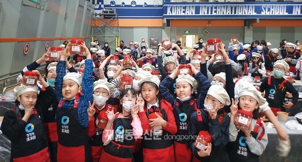 지난 10월 21일 중국 북경한국국제학교에서 ‘2022 한국 전통 김치 담그기 체험 행사’가 열렸다. (사진 이나연 재외기자)