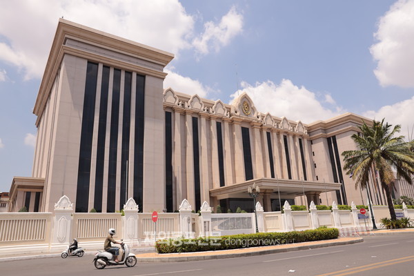 이달 10~13일 열리는 아세안 정상회의 의장국은 캄보디아로 훈센 총리가 의장을 맡는다. 사진은 캄보디아 수도 프놈펜에 위치한 평화궁전의 전경 (사진 박정연 재외기자)