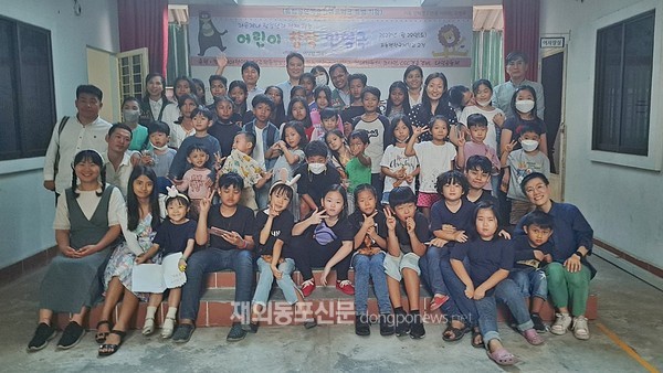 캄보디아 ‘라온제나어린이합창단’은 한국의 ‘독립공연예술가네트워크’와 함께 지난 1월 28일 (현지시각) 캄보디아 프놈펜한국국제학교에서 창작인형극 공연을 선보였다. 공연에 참가한 교민 자녀들과 공연 관계자들이 기념촬영을 하고 있다. (사진 박정연 재외기자)