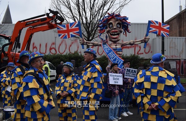 독일 뒤셀도르프 한인들은 지난 2월 20일 현지 최대 축제인 ‘제5의 계절, 카니발’ 중 로젠몬탁(장미의 월요일) 가두행진에 참가해 한국 전통문화를 소개했다. (사진 나복찬 재외기자)