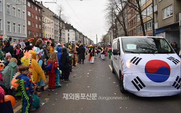 독일 뒤셀도르프 한인들은 지난 2월 20일 현지 최대 축제인 ‘제5의 계절, 카니발’ 중 로젠몬탁(장미의 월요일) 가두행진에 참가해 한국 전통문화를 소개했다. (사진 나복찬 재외기자)