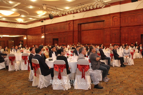 ‘2023 아시아한인회총연합회 및 아시아한상총연합회 하노이 대회’가 4월 25일 저녁 베트남 하노이 소재 그랜드플라자호텔에서 개막했다.