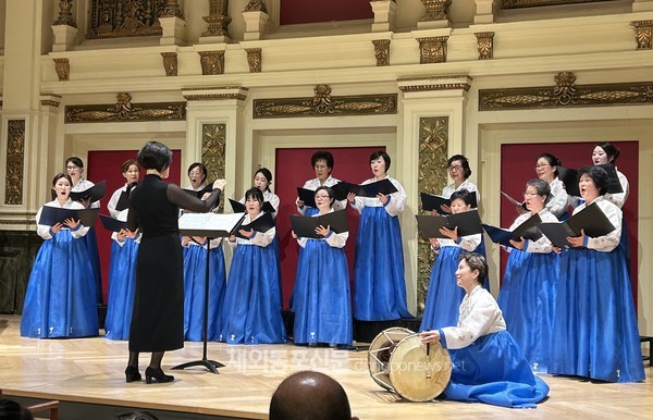 오스트리아 비엔나 한인여성합창단의 제13회 정기 연주회가 지난 4월 29일 밤 7시 비엔나 시내 뮐가세 30 에르바르홀에서 열렸다. (사진 김운하 해외편집위원)