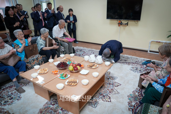 6월 1~3일 우즈베키스탄을 공식 방문한 박진 외교부 장관은 3일 오후 고려인 동포와의 일정으로 아리랑 요양원과 황만금 기념관을 방문해 현지 고려인 동포와 만찬 간담회를 가졌다. (사진 외교부)