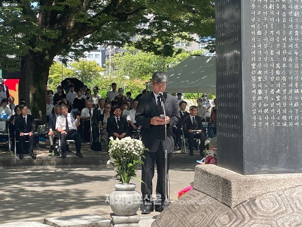 이기철 재외동포청장이 8월 5일 일본 히로시마 평화공원에서 열린 한국인원폭피해자 위령제에 참석해 추도사를 하고 있다. (사진 재외동포청)