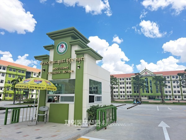 8월 24일 개학과 함께 프놈펜한국국제학교에 재학 중인 교민자녀들이 공부하게 될 우정캄보디아학교의 입구 전경.