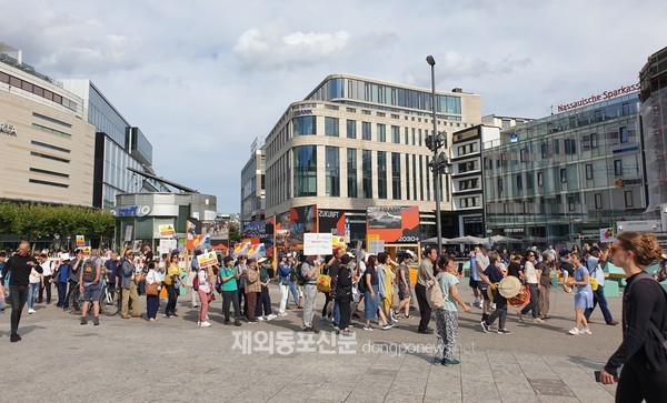 지난 토요일인 8월 26일, 독일 프랑크푸르트 중심지인 Hauptwache 괴테광장에서 독일 현지인들과 한인동포 등 80여명이 모여 후쿠시마 방사능 오염수 방류 반대 시위를 열었다. (사진 배정숙 재외기자)