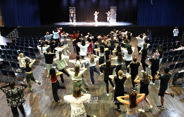 주독일한국대사관 본분관은 지난 9월 13일 오후 4시 중부독일 본 시내 중심가에 소재한 브뤼켄포럼(Brückenforum Bonn)에서 ‘2023 케이팝 댄스 워크숍’을 개최했다. (사진 나복찬 재외기자)