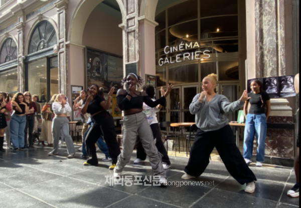 지난 10월 7일, 벨기에 브뤼셀 시내 관광명소인 로얄 갤러리 생 위베르(Galeries Royales Saint Hubert)에서 케이팝 댄스 플래시몹이 펼쳐졌다. (사진 주벨기에한국문화원)