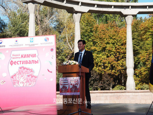 키르기즈공화국한인회는 지난 10월 28일 키르기즈공화국 수도 비슈케크 알라투 광장에서 ‘한국의 맛 김치 페스티벌’을 개최했다. (사진 키르기즈공화국한인회)