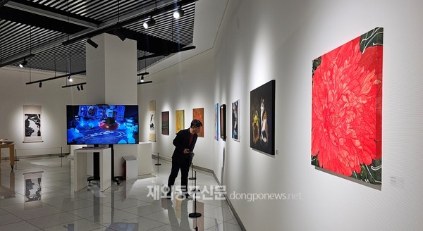 재중한인미술협회 정기 전시회가 11월 2일부터 9일까지 중국 베이징 소재 주중한국문화원 1층 예운갤러리에서 개최 중이다. (사진 이나연 재외기자)