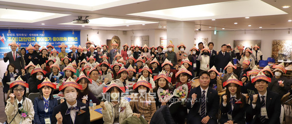 종이문화재단·세계종이접기연합이 주최하는 ‘고깔 축제! 조이(JOY)! 종이! 대한민국 K-종이접기·종이문화 컨벤션’이 지난 11월 11일 개막했다. (사진 종이문화재단)