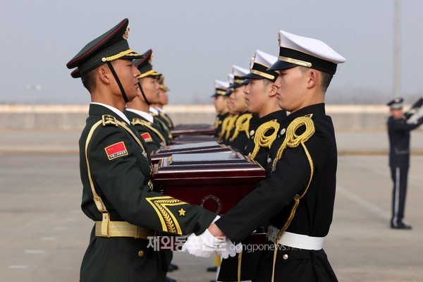 국방부는 11월 23일 오전 10시 인천국제공항에서 ‘제10차 중국군 유해 인도식’을 개최했다. (사진 국방부)