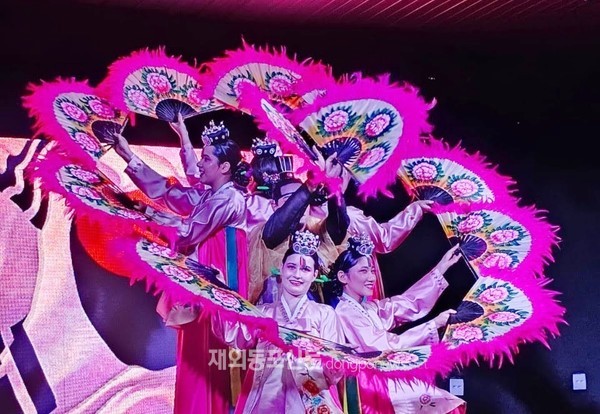 12월 11일 리우데자네이루 따쥬까(Tijuca)클럽에서 현지 한류팬들의 기획으로 열린 한국문화 축제에서 브라질한국무용협회 단원들이 한국 전통춤 공연을 선보이고 있다. (사진 브라질한국무용협회)
