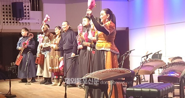 지난 1월 26일 독일 프랑크푸르트 알테오페라하우스에서 몽골 하탄 앙상블(Hatan Ensemble)이 ‘몽골 초원 마법의 목소리’라는 공연을 했다. (사진 배정숙 재외기자)