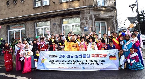 독일 뒤셀도르프 한인들은 지난 2월 12일 현지 최대 축제인 로젠몬탁(장미의 월요일) 가두행진에 참가해 한국 전통문화를 알렸다. (사진 나복찬 재외기자)