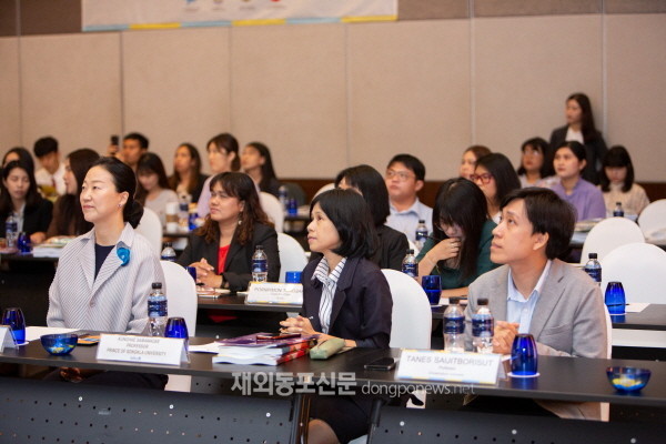 주태국대한민국대사관 부속 한국교육원은 10월 31일 태국 중등학교에서 사용 중인 교과서 ‘한국어’의 교사용 지도서 발간식과 함께 교사연수를 실시했다. (사진 주태국한국교육원)