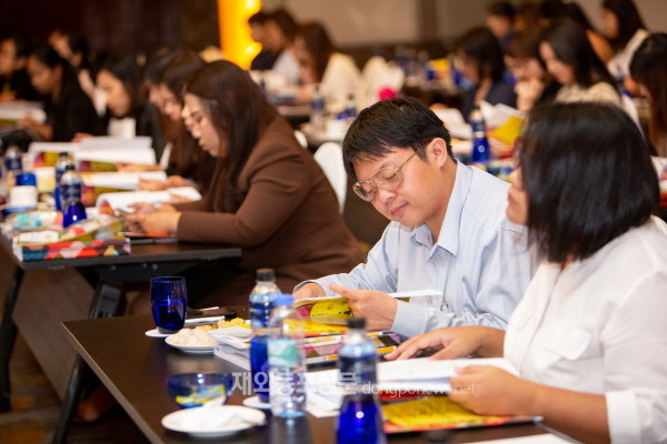 주태국대한민국대사관 부속 한국교육원은 10월 31일 태국 중등학교에서 사용 중인 교과서 ‘한국어’의 교사용 지도서 발간식과 함께 교사연수를 실시했다. (사진 주태국한국교육원)