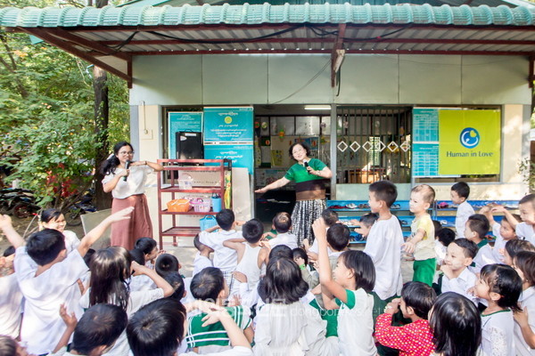 휴먼인러브가 미얀마 만달레이 지역 375개 초등학교에 미얀마어 번역본 동화책을 전달한 뒤 기념촬영을 하고 있다. (사진 김상준)