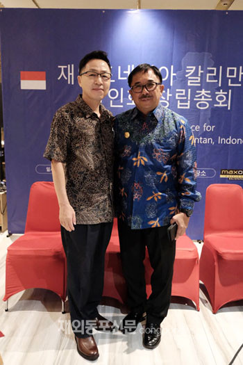 지난 12월 14일 인도네시아 칼리만탄에 한인회가 결성됐다. 정성화 초대회장(왼쪽)과 리잘 에펜디 발릭파판시장 (사진 칼리만탄한인회)