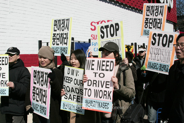 2005년 민권센터 전신 청년학교가 이민자 단체들과 퀸즈 잭슨하이츠에서 공동 개최한 평등한 운전면허 취득 정책을 요구하는 집회와 행진 (사진 민권센터)