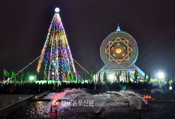 키르기스스탄에서는 지난 12월 13일 알라투 중앙광장에 위치한 높이 27m의 크리스마스 트리의 점등식이 열렸고, 24일에는 이슬람 성지라 불리는 두 번째 도시인 오쉬시에서 27m 높이의 크리스마스 트리 점등식이 열렸다. (사진 전상중 재외기자)