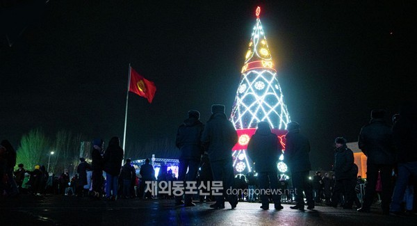 키르기스스탄에서는 지난 12월 13일 알라투 중앙광장에 위치한 높이 27m의 크리스마스 트리의 점등식이 열렸고, 24일에는 이슬람 성지라 불리는 두 번째 도시인 오쉬시에서 27m 높이의 크리스마스 트리 점등식이 열렸다. (사진 전상중 재외기자)