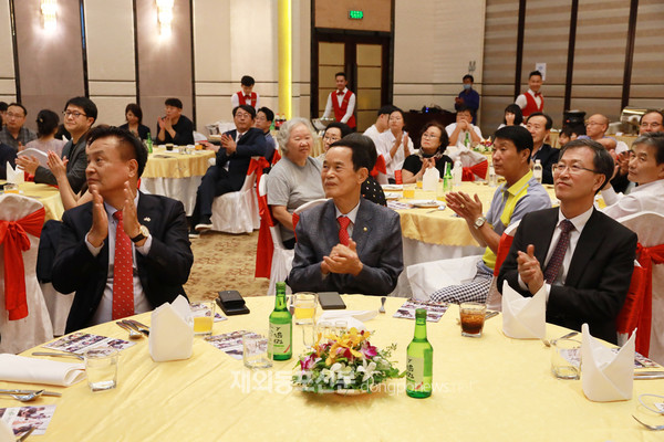 캄보디아 농산업협회와 민주평통 캄보디아지회는 지난 12월 17일 프놈펜 다라에어포트호텔에서 합동으로 ‘2019 송년의 밤’ 행사를 개최했다. (사진 박정연 재외기자)