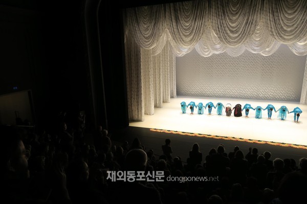안무가 안은미 씨의 ‘북한춤’공연이 2월 21일 벨기에 리에주 극장에서 주최하는 ‘춤의 나라(Pays de Danses)’축제의 폐막작으로 열렸다. (사진 주벨기에한국문화원)