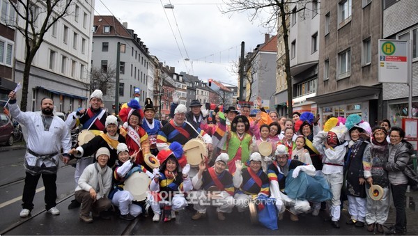 독일 뒤셀도르프 ‘제5의 계절, 카니발’ 축제 중 하이라이트라고 할 수 있는 ‘장미의 월요일’ 로젠몬탁 가두행진이 2월 24일 펼쳐졌다. (사진 나복찬 재외기자)