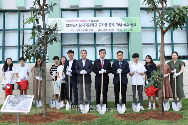 호치민시한국국제학교 증축 교사동 개관식이 5월 4일 열렸다. 기념 식후 후 단체사진 (사진 라이프플라자)