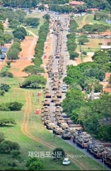 봉쇄령(lock down)을 위해 케이프타운으로 향하는 군대 (사진 케이프타운한인회)