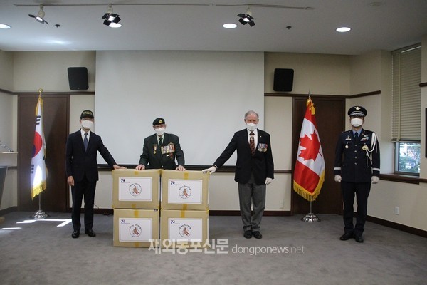주캐나다한국대사관은 지난 5월 21일 오전 11시 대사관 강당에서 한국 정부로부터 받은 마스크를 캐나다의 한국전 참전용사들에게 전달했다. (사진 신지연 재외기자)