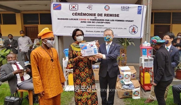 코이카는 7월 8일(현지시각) DR콩고 빈민지역 69여개 부녀자회가 생산한 마스크 2만장을 구입해 취약계층에게 전달했다. (사진 코이카)