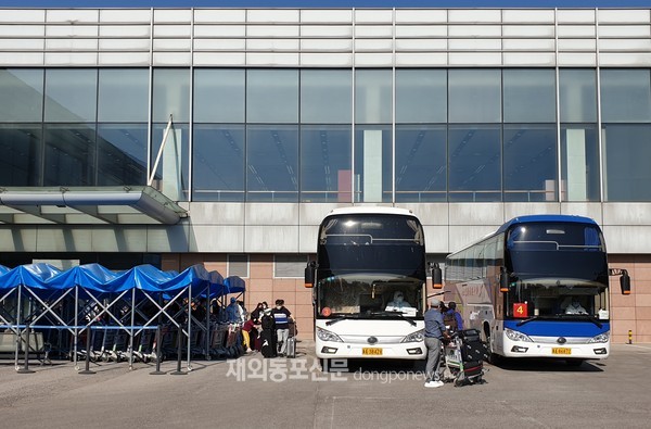 베이징에 거주하는 우리 교민 146명이 지난 9월 10일 오후 12시 55분 전세기를 통해 베이징 인근 허베이성 스자좡시에 있는 스자좡정딩공항에 도착했다. (사진 이나연 재외기자) 