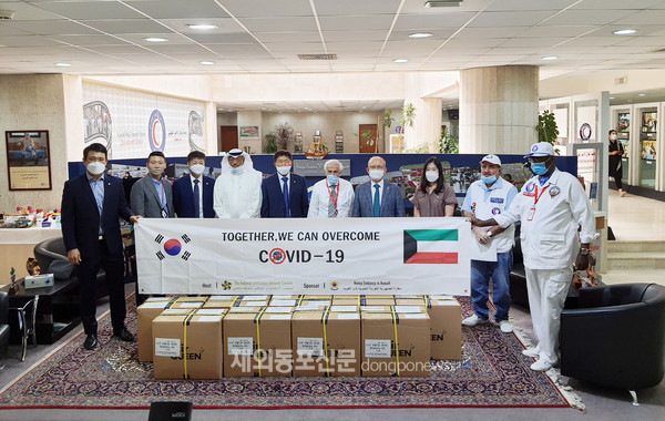 민주평화통일자문회의 쿠웨이트지회는 지난 10월 4일 쿠웨이트 적신월사(KRCS)에 한국산 마스크 4500장을 기부했다. (사진 민주평통 쿠웨이트지회)