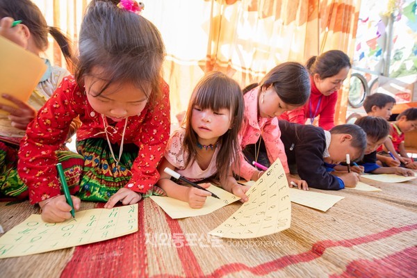 한국국제협력단은 6일, 세이브칠드런코리아와 함께 2018년부터 지난 3년 동안 실시한 ‘베트남 소수민족 아동 교육지원 사업’에서 모두 1만2000명이 교육 혜택을 받았다고 밝혔다.