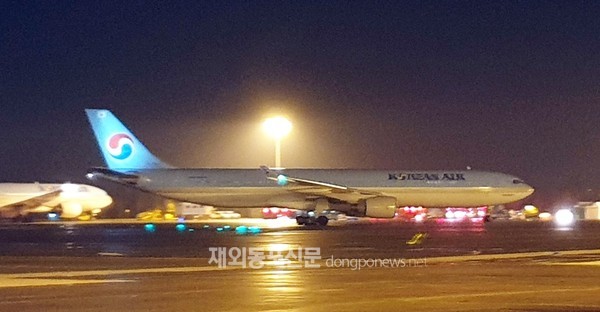 지난 2월 12일 3차 우한전세기를 통해 우한교민 147명이 김포공항에 도착하고 있다. (사진 행정안전부)