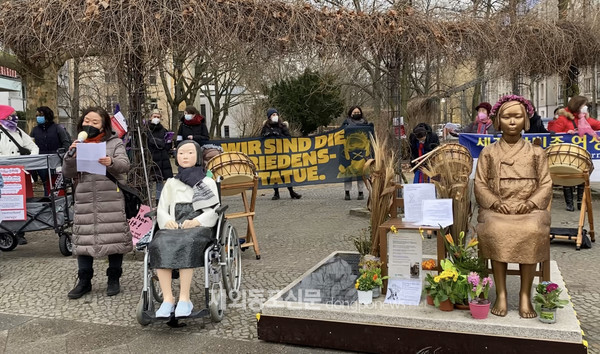 지난 3월 6일 토요일 베를린 평화의 소녀상 앞에서는 세계여성의 날(3월 8일)을 맞아 ‘세계여성의 날 행사’가 열렸다. (사진 정선경 재외기자)