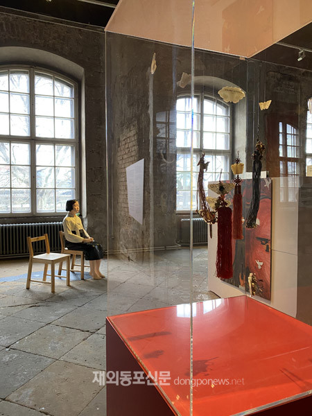 독일 작센주 드레스덴 민속박물관에 베를린에 이어 독일에서는 네 번째로 평화의 소녀상이 설치됐다. 전시장에 전시된 소녀상 모습 (사진 정선경 재외기자)