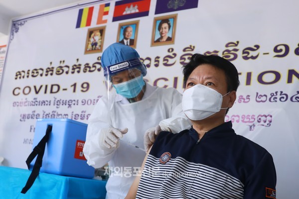 지난 5월 18일 캄보디아 프놈펜 보건소에서 한 교민이 시노백 백신을 맞고 있다. (사진 박정연 재외기자)