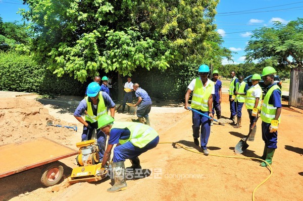 도로건설 현장에서 실습 중인 탄자니아 도도마 주 직업훈련센터(Dodoma VETA센터) 학생들