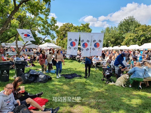 폴란드한인연합회는 9월 4일과 5일 양일 간 바르샤바에서 ‘한국 음식과 함께 하는 주말(Koean Food Weekend)’ 행사를 개최했다. 한복을 차려입은 남종석 폴란드한인연합회장 (사진 폴란드한인연합회)